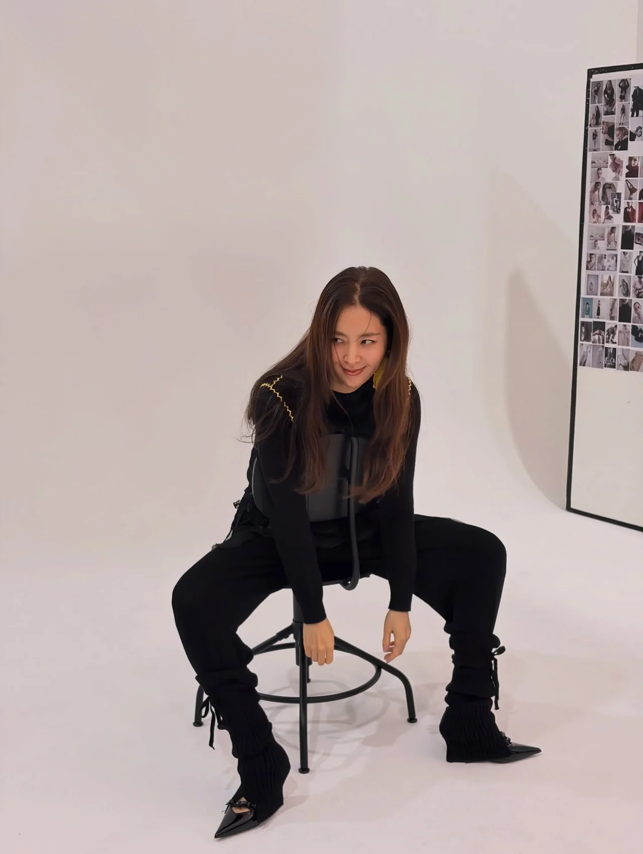 Knit pointed boots | A shoe styling that captures both sportiness and chicness when paired with jogger-style pants. / Photo: Han Chae-ah Instagram