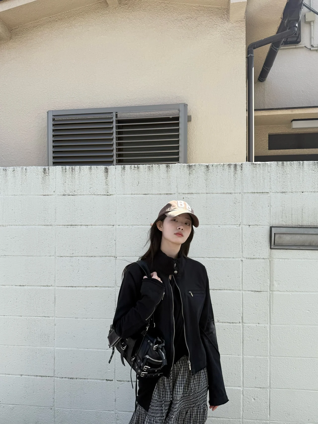 Buckle shoulder bag | Sleek black leather with multiple buckle accents for instant edge / Photo: Cynthia\'s Instagram