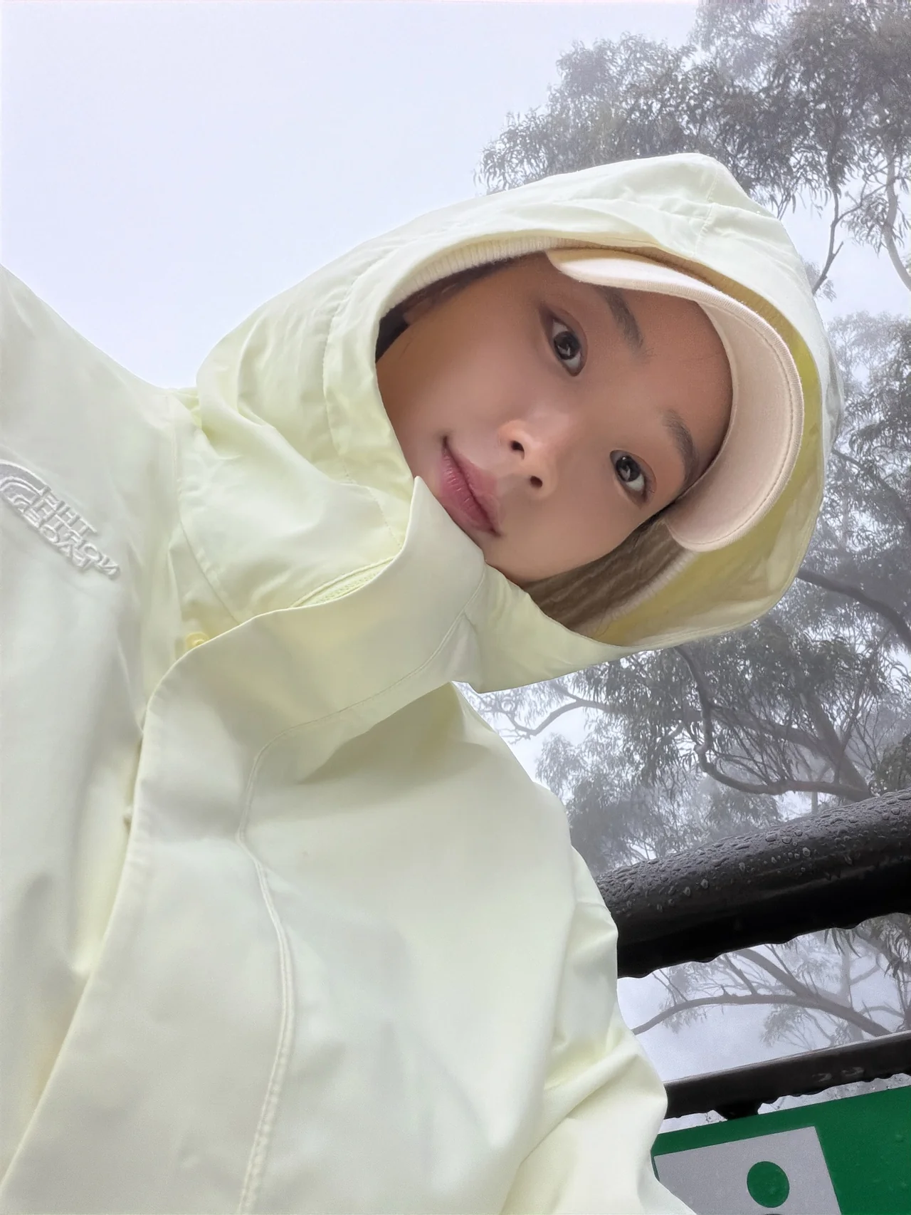 &nbsp;     Windbreaker | A lemon-colored outer that stands out in the fog / Photo: Ju Si-eun\'s Instagram
