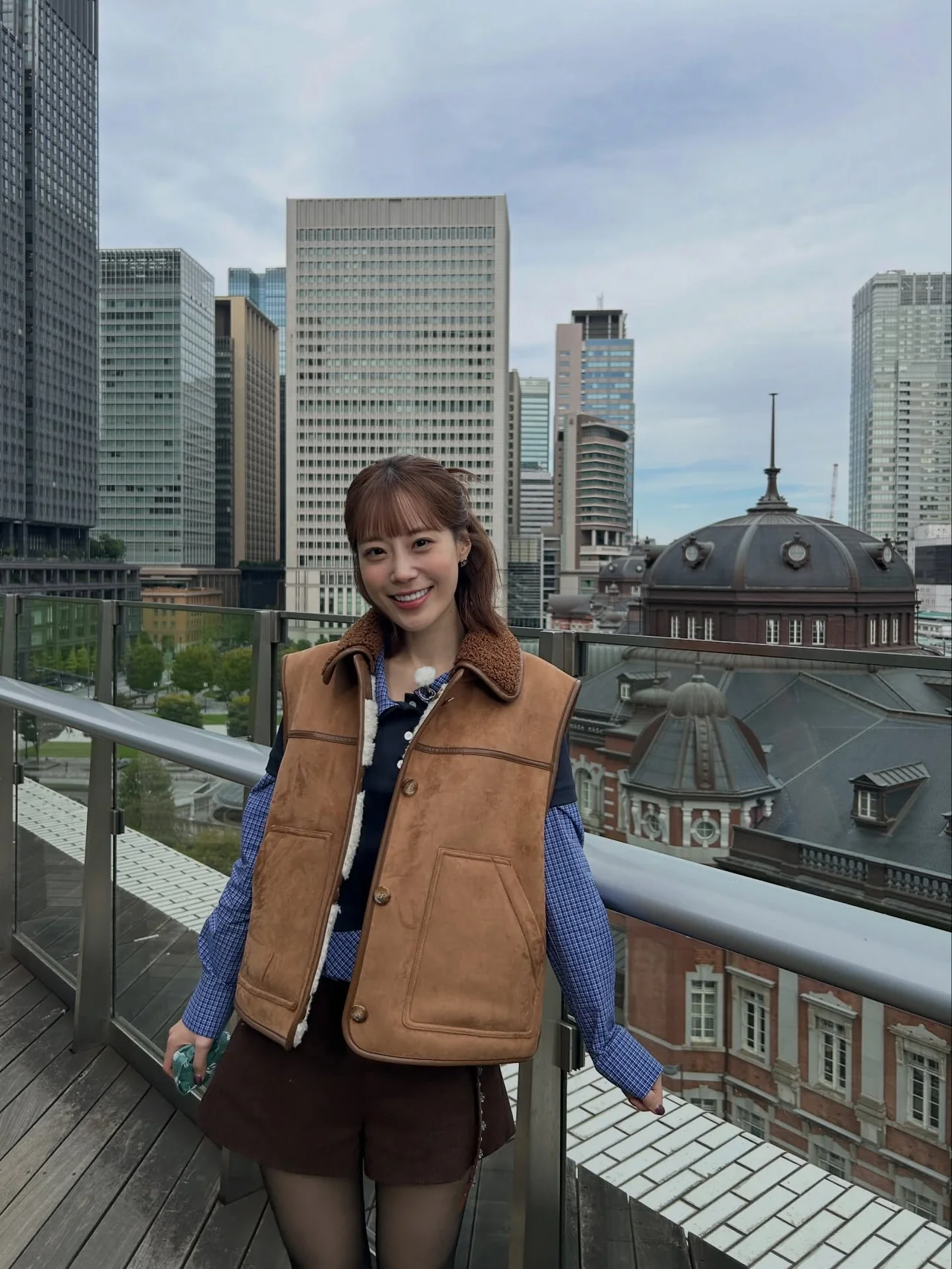 Check layering | Mixing in a blue shirt as an inner layer adds vibrancy /Photo: Heo Youngji\'s Instagram