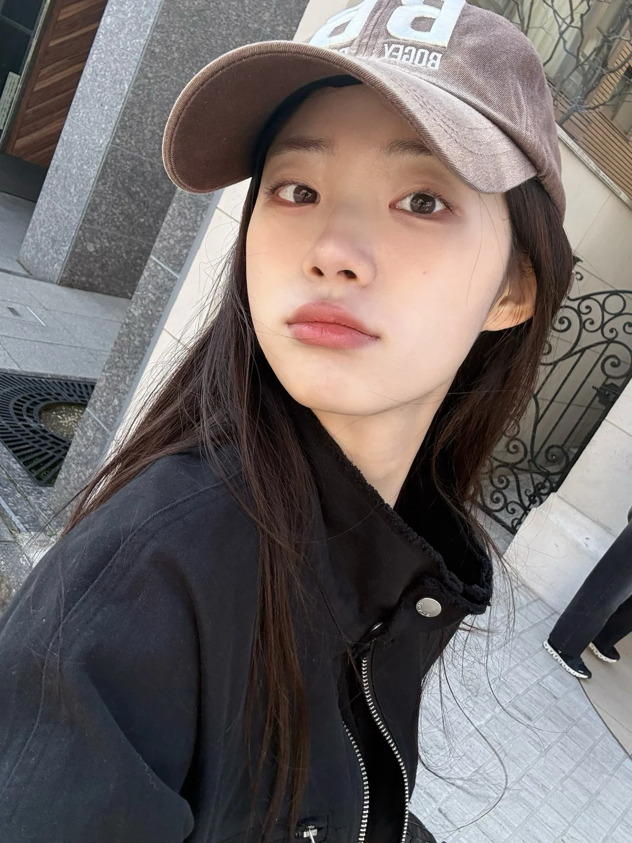 High-neck zip-up | Black top with a zipper that flatters the neckline and sculpts a slim silhouette / Photo: Cynthia\'s Instagram