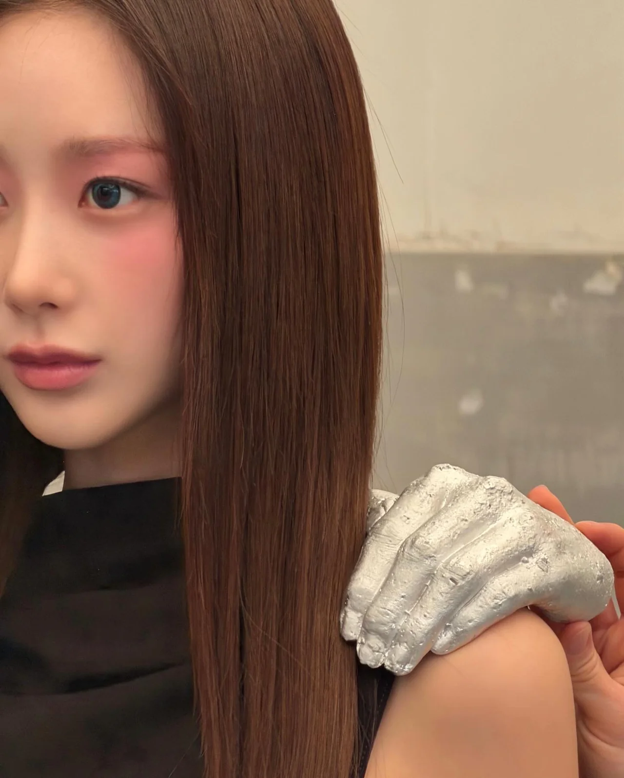 aespa・ジゼル、ブラックジャケット×ストレートヘアで魅せる洗練セクシー