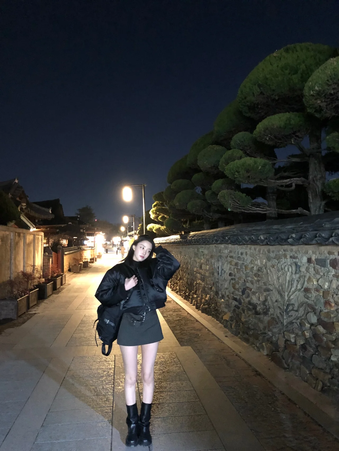 &nbsp;     Cropped bomber jacket | An outer layer with a voluminous silhouette that creates a chic mood / Photo: STAYC Yoon Instagram