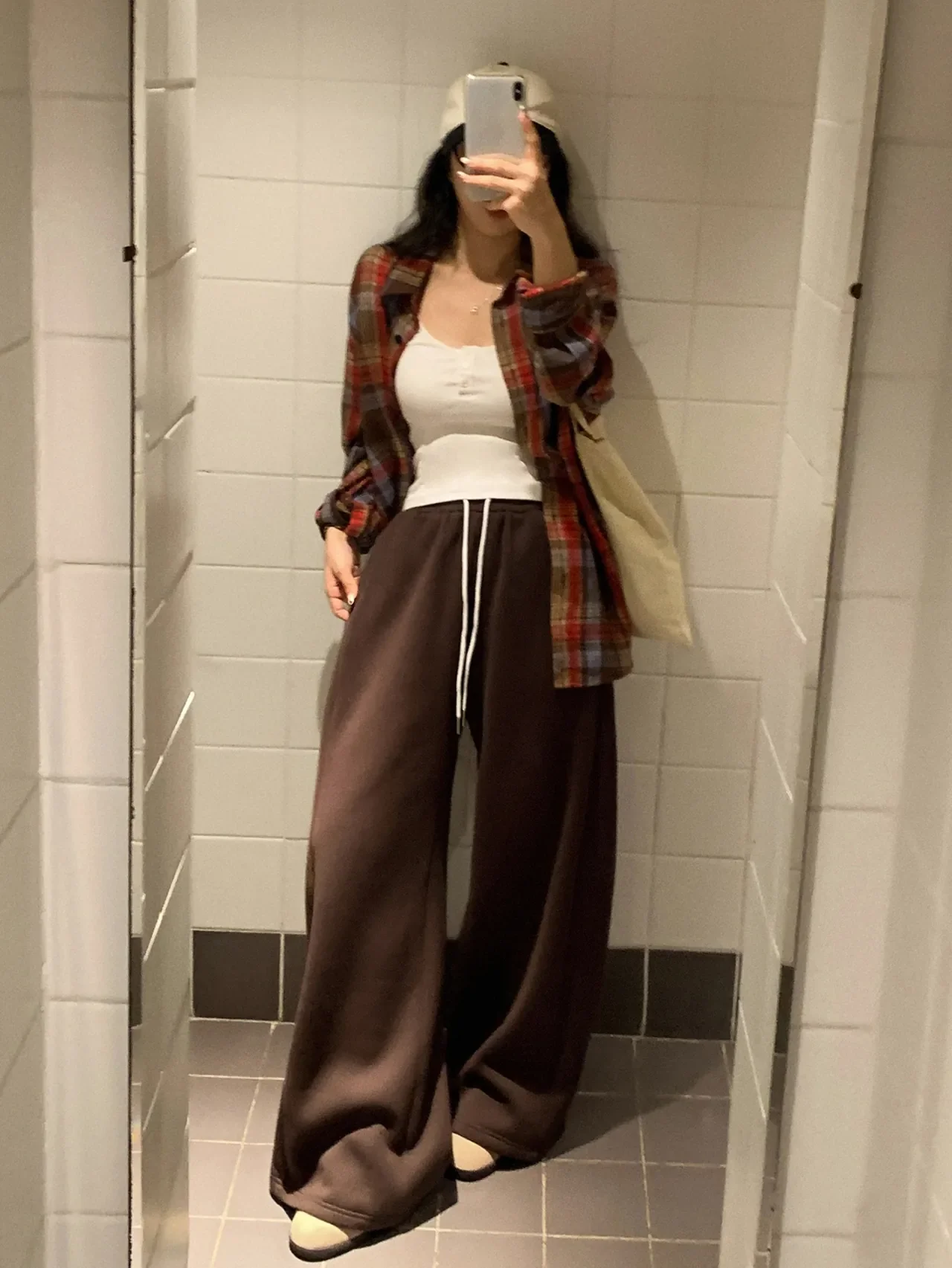 &nbsp;     The go-to for group-work days: dark brown loose sweat joggers / Photo: DAZY (DAZY)