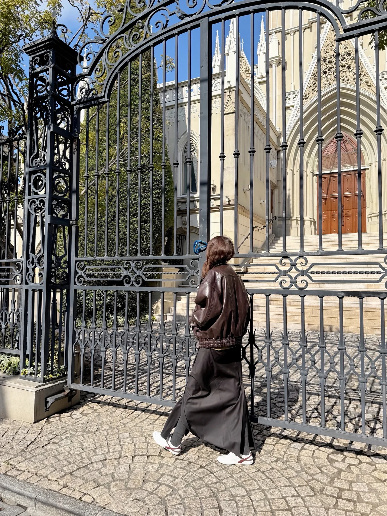 Leather jumper | Classic leather texture that pairs with dramatic architecture / Photo: Chae Jeong-an on Instagram