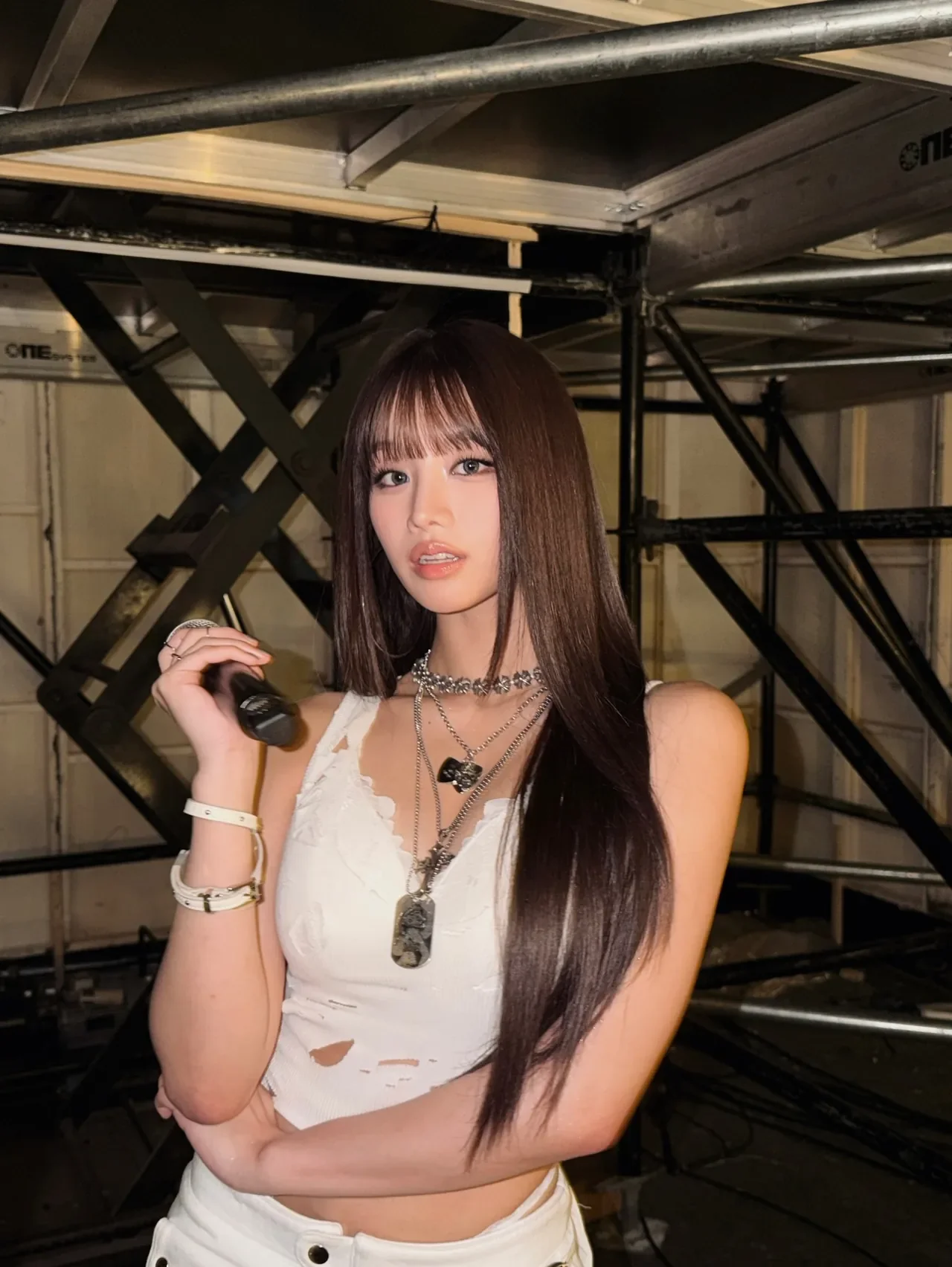 &nbsp;     Natti completed her backstage look with a white lace top and multi-layered silver jewelry. /Photo=Natti Instagram