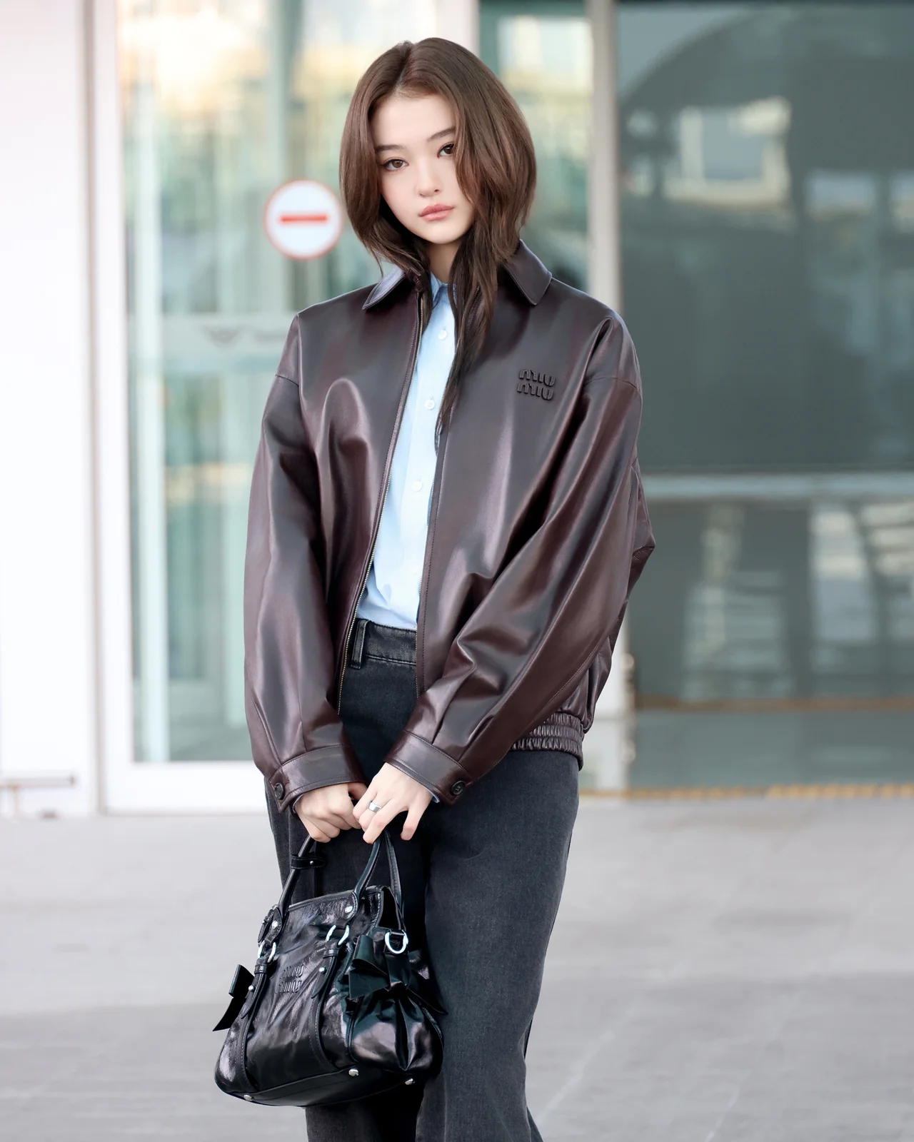 /Photo=Ella of MEOVV, departing for Paris to attend the \'Miu Miu fashion show\'