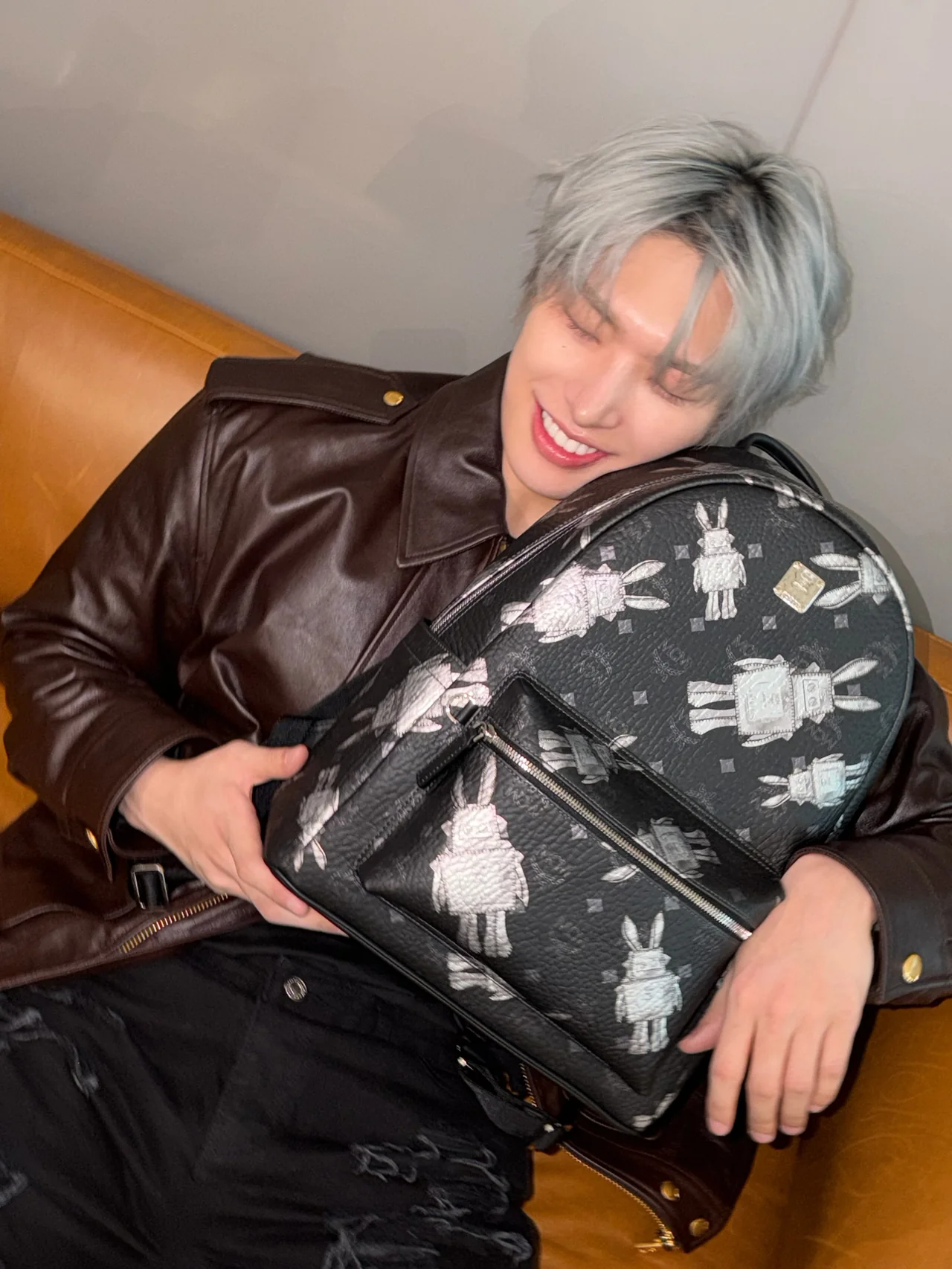 ATEEZミンギの空港ファッションが話題…個性派バックパックで魅せた最旬