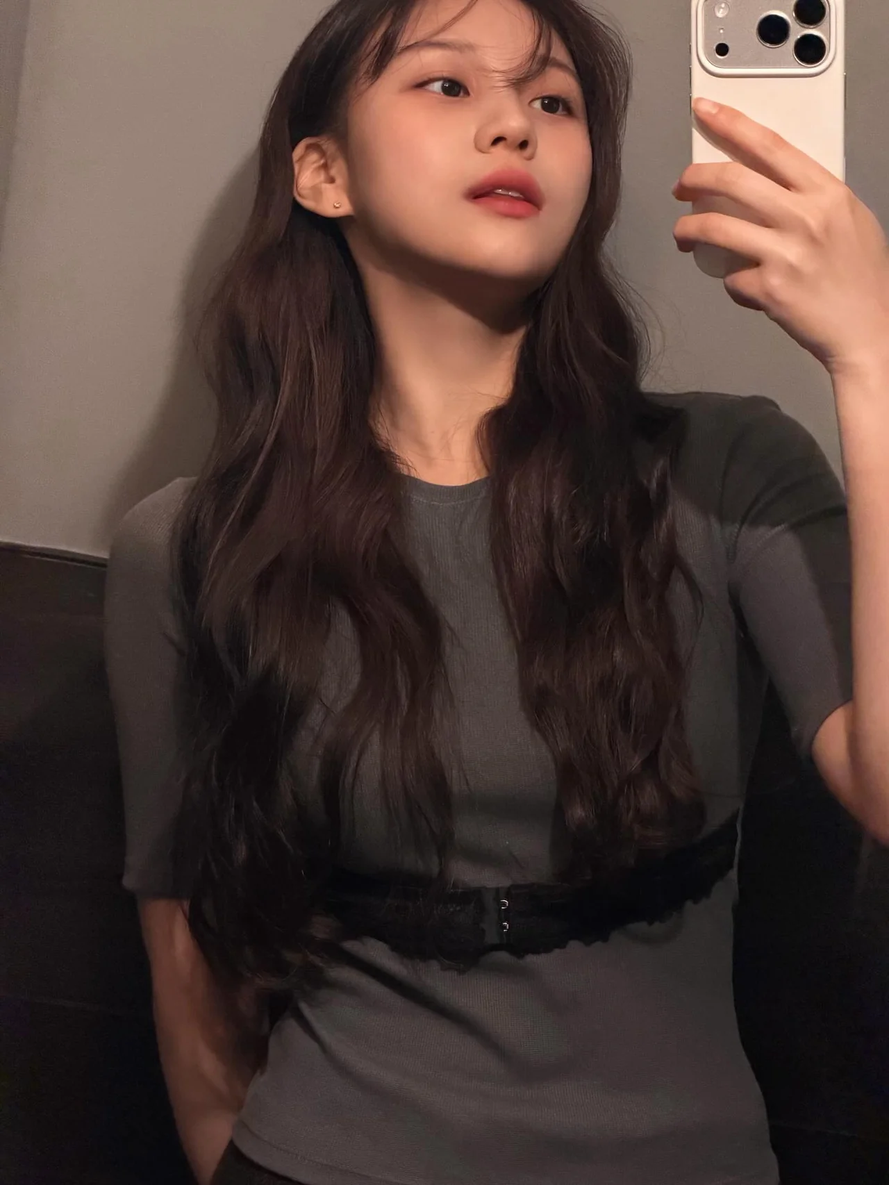&nbsp;     Slim-fit shirring top | A soft gray, feminine top that flatters the body line / Photo: Umji\'s Instagram