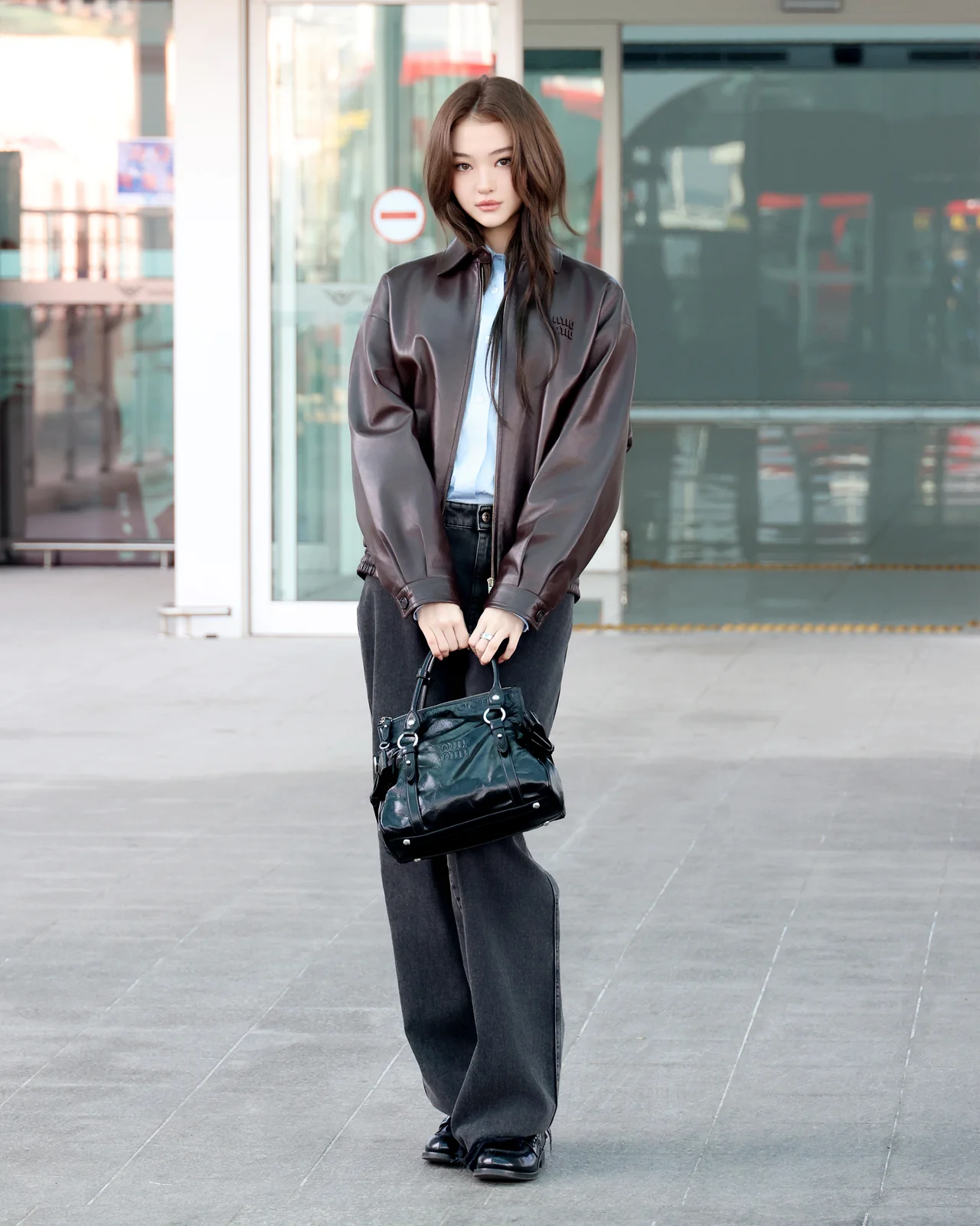 /Photo=Ella of MEOVV, departing for Paris to attend the \'Miu Miu fashion show\'