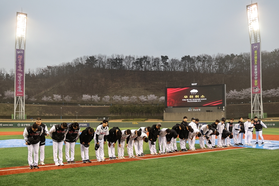 Ulsan Wales Hosts Surprise Fan Signing Event After Rain-Delayed ‘Monday Night Baseball’