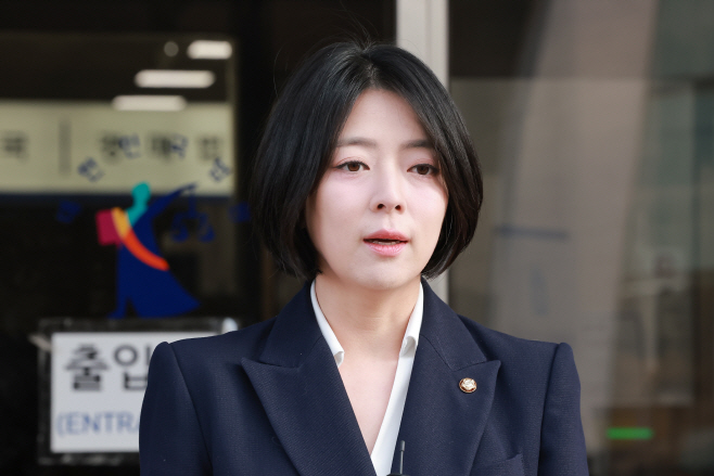 국민의힘 윤리위 결정 가처분 신청하는 배현진 의원<YONHAP NO-4176>