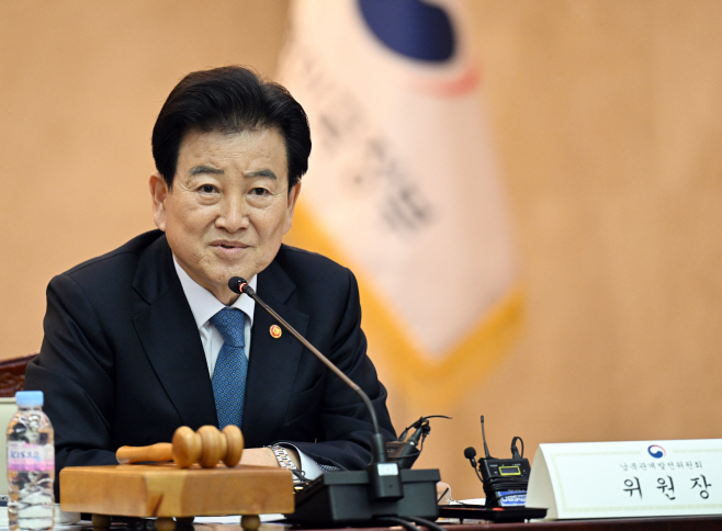 [포토]남북관계발전위원회 전체회의에서 인사말하는 정동영 장관