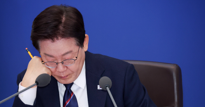 중동전쟁 관련 부처보고 받는 이재명 대통령