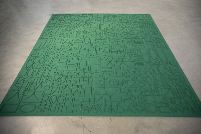 오인환,〈남자가 남자를 만나는 곳, 서울〉, 2026, 향가루, 410 × 440 cm. 사진_ 남서원. 아트선재센터 제공