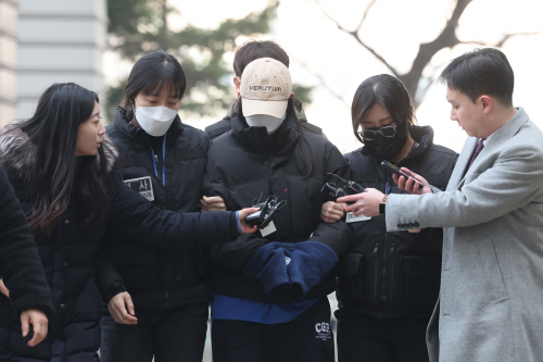 수유동 모텔 변사사건 피의자 영장심사 출석<YONHAP NO-4257>