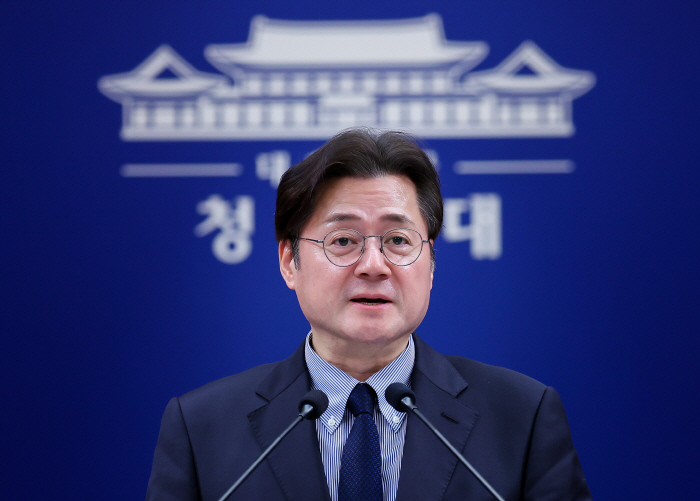 청와대 비상경제상황실 구성 관련 브리핑하는 홍익표 정무수석