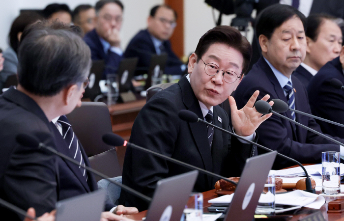 조현 외교부 장관에게 질문하는 이재명 대통령