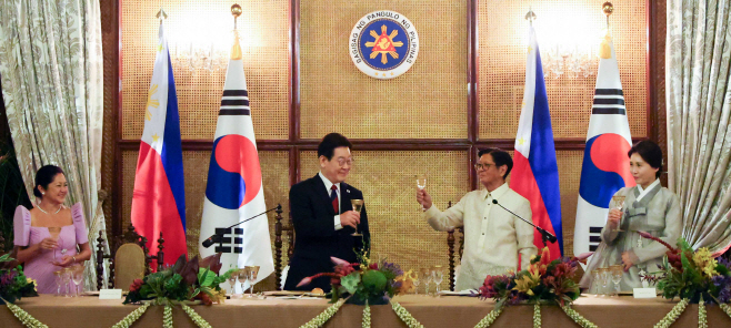 건배하는 한-필리핀 정상<YONHAP NO-5800>