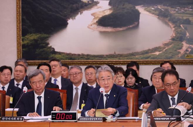 답변하는 강호동 농업협동조합중앙회 회장<YONHAP NO-3407>