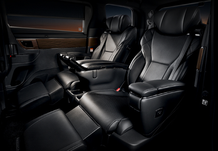 알파드 실내_2열 이그제큐티브 라운지 시트