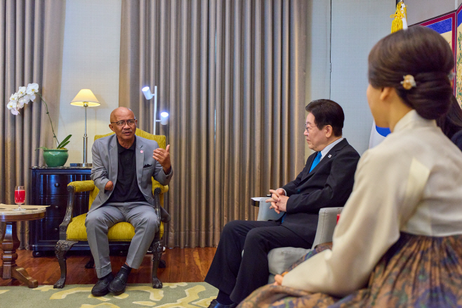 이재명 대통령, 과거 산재 피해 노동자와 재회