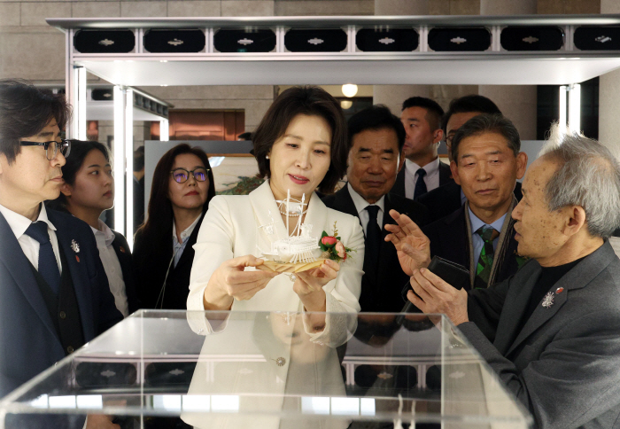 김혜경 여사, 정부조달 문화상품 특별전 '한국본색' 관람