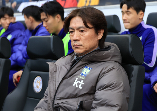 경기 시작 기다리는 홍명보 감독