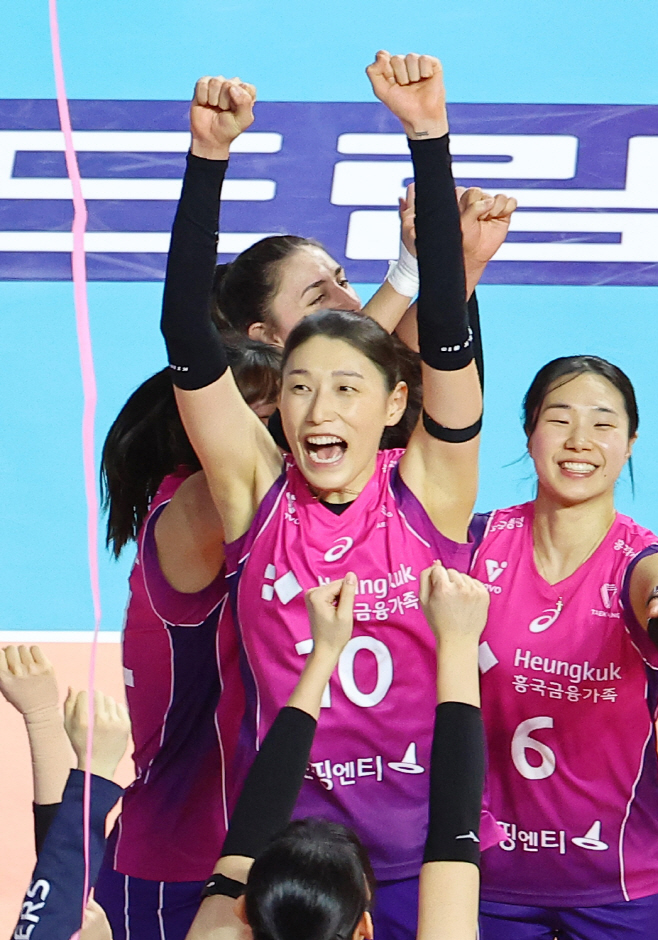 챔프 1차전 승리에 기뻐하는 김연경<YONHAP NO-6557>