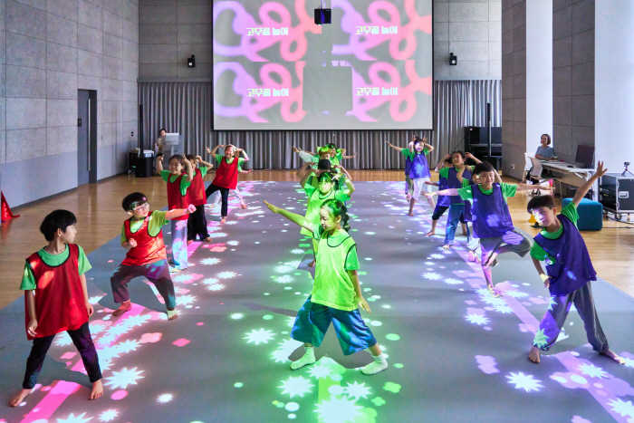 1. 인터랙티브 미디어를 활용한 움직임(무브무브 스테이지) (3)