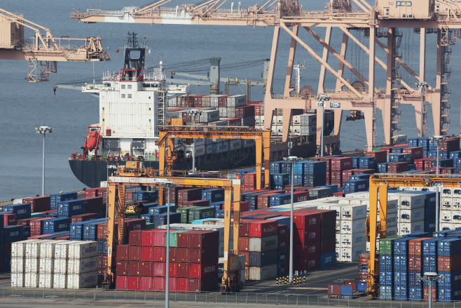 평택항에 쌓여있는 컨테이너<YONHAP NO-4241>