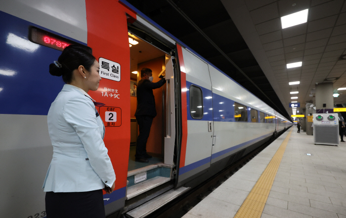 SRT 수서역에 도착한 KTX<YONHAP NO-3983>