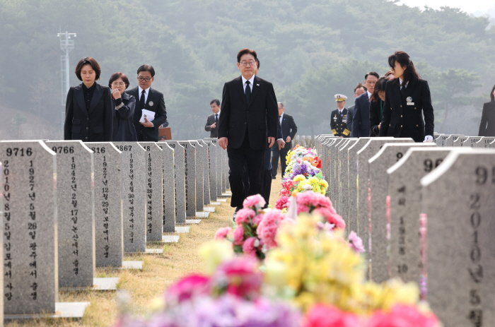 이재명 대통령, 서해 영웅 묘역 참배