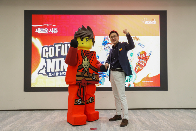 [사진자료1] 2026 레고랜드 기자간담회_이성호 대표와 닌자고 캐릭터