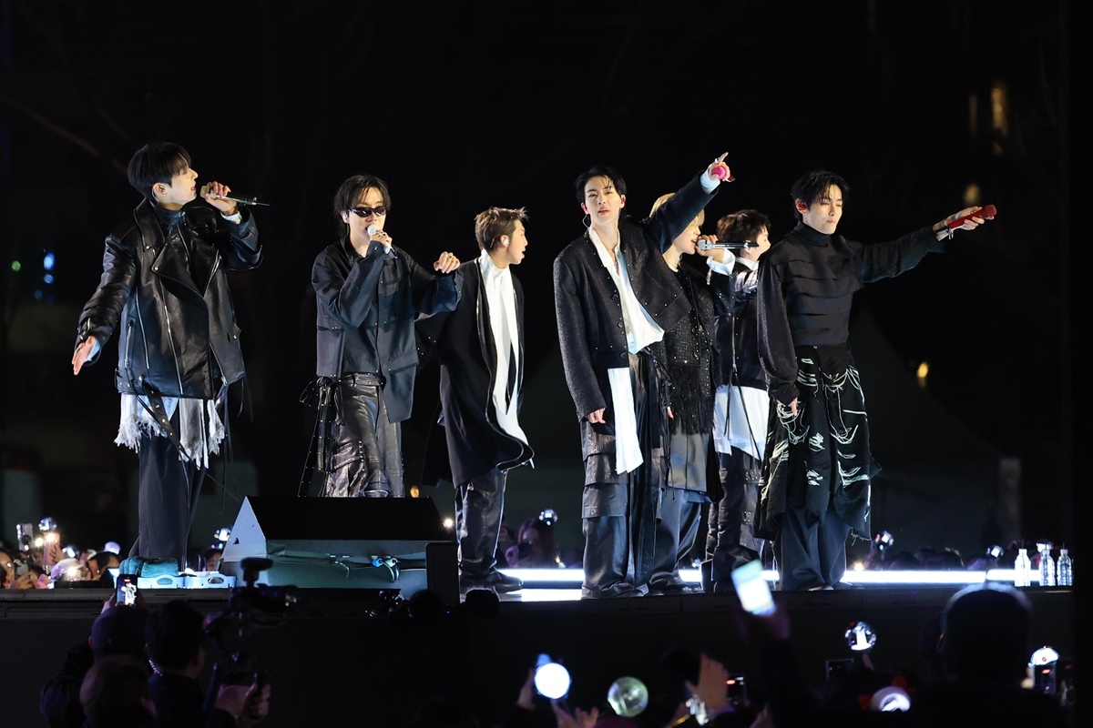 引用: BTSが21日午後ソウル特別市鍾路区光化門広場で開催された「BTS THE COMEBACK LIVE | ARIRANG」で華やかなステージを披露している。