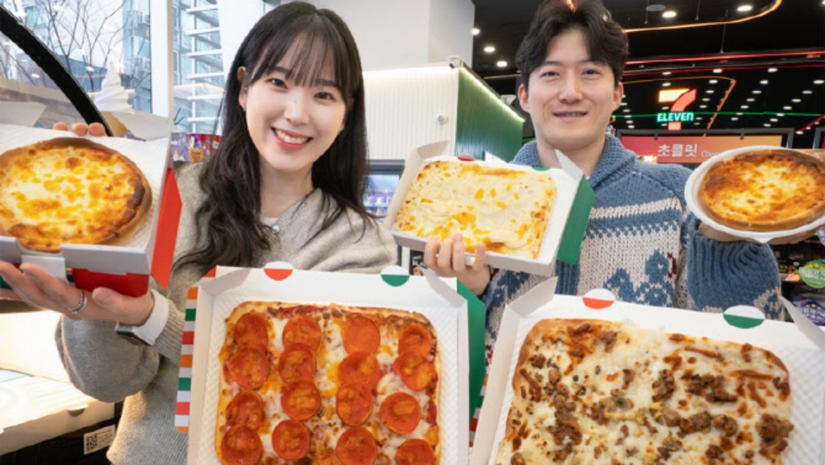 Models introduce 7-Eleven’s single-person pizzas. / 7-Eleven