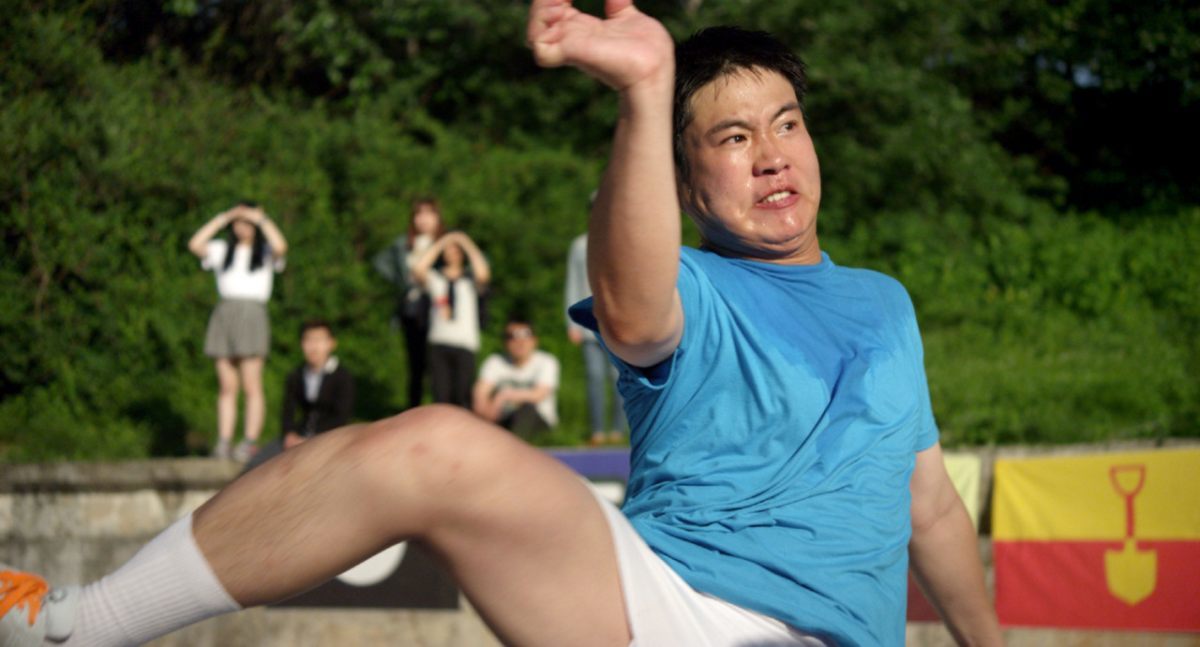 </strong>” /><figcaption></strong></figcaption></figure>
<p></strong></p>
<h3>OTT公開で再び続く関心</h3>
<p>現在『足球王』は一部OTTプラットフォームでストリーミングされているが、無料視聴環境が制限されていた。Netflix公開が行われる場合、アクセス性が大幅に向上する。</p>
<p>Netflixでは3月に韓国独立映画の束の形でこの作品が含まれると知られている。この束には「はちどり」「メギ」「BLEAK NIGHT 番人」などの韓国映画が共に含まれる予定である。</p>
<p>OTTプラットフォームでは過去の作品が再び注目される事例が頻繁に見られる。アルゴリズム推薦やSNS拡散を通じて、以前はあまり知られていなかった映画が遅れて視聴者に発見される流れが繰り返されている。</p>
<p>コメディジャンルはこのような拡散構造ともよく合う。短いシーンやセリフがオンラインで共有されることで、作品が再び言及されることが多いからである。</p>
<figure><img decoding=