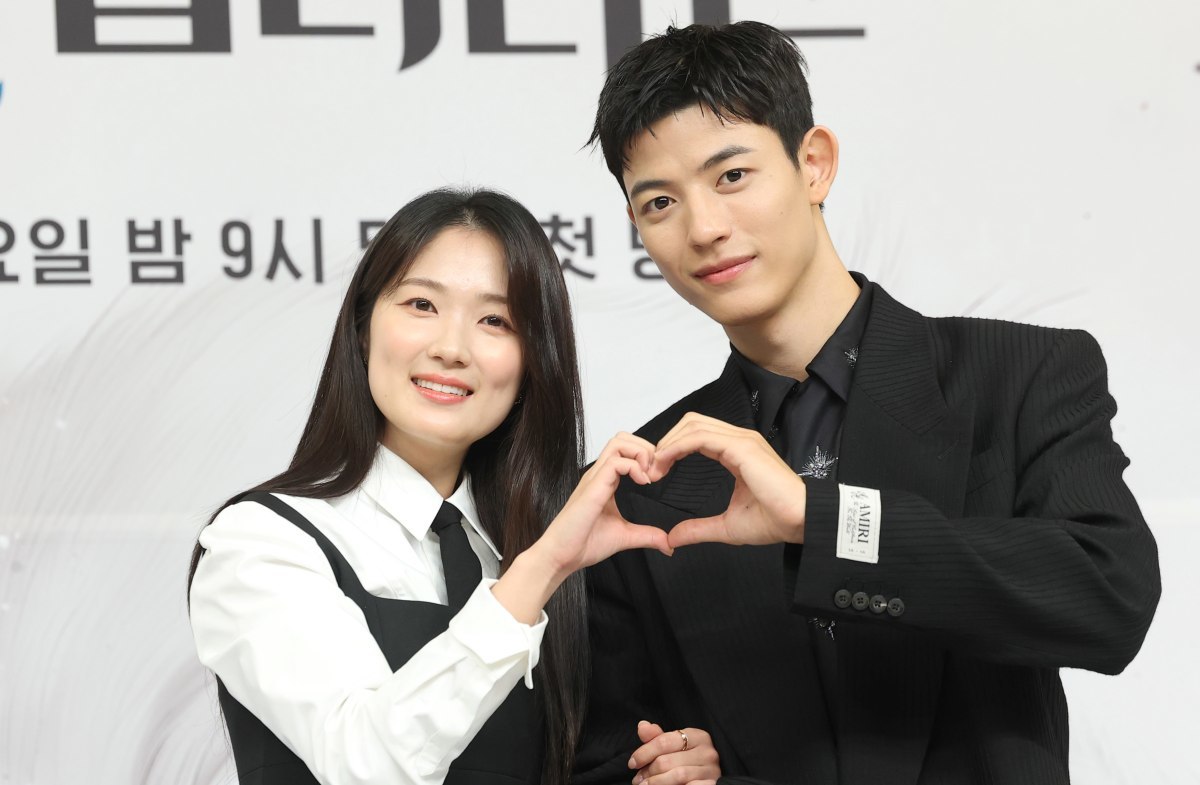 引用： 先月1月の制作発表会に出席した主人公キム・ヘユンとロモン / ニュース1