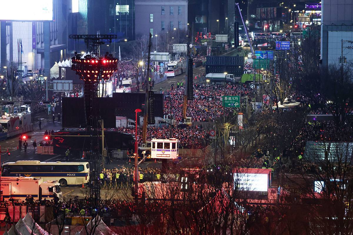 引用： ARMY（BTSファンダム）と市民が21日、ソウル光化門広場一帯でBTSのカムバック記念公演『BTSカムバックライブ: アリラン』を観覧している