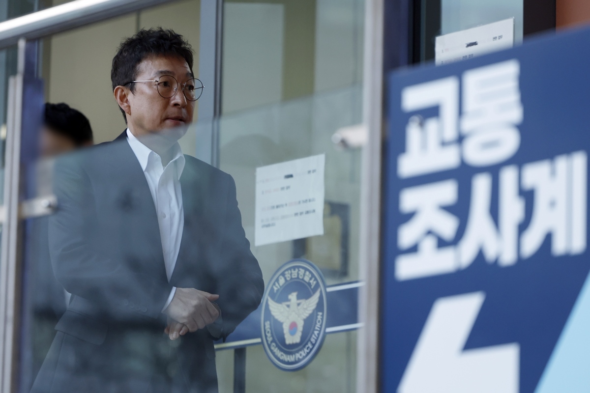 引用： 飲酒運転を認めた俳優イ・ジェリョンが10日、ソウル江南警察署交通調査課で被疑者の身分で調査を受けた後、外に出ている。資料写真。ソウル江南警察署は18日、道路交通法上の飲酒運転・事故後未措置・飲酒測定妨害の疑いでイ・ジェリョンをソウル中央地方検察庁に不拘束送致したと発表した。警察はイ・ジェリョンを10日、被疑者の身分で呼び調査し、彼がいわゆる「重ね飲み」を試みたと判断し、飲酒測定妨害の疑いも適用した。 / ニュース1