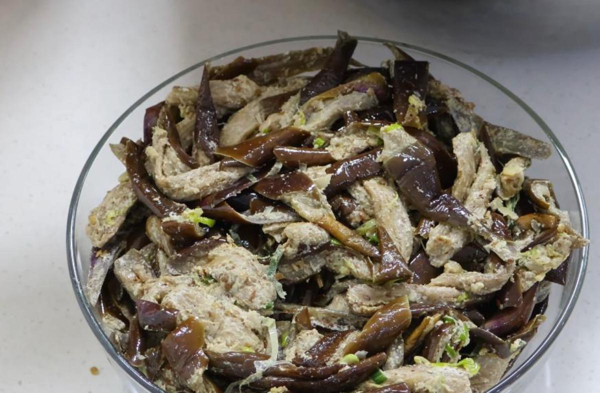 &nbsp;   Finished eggplant side dish. / YouTube \'Garussi home cooking\'