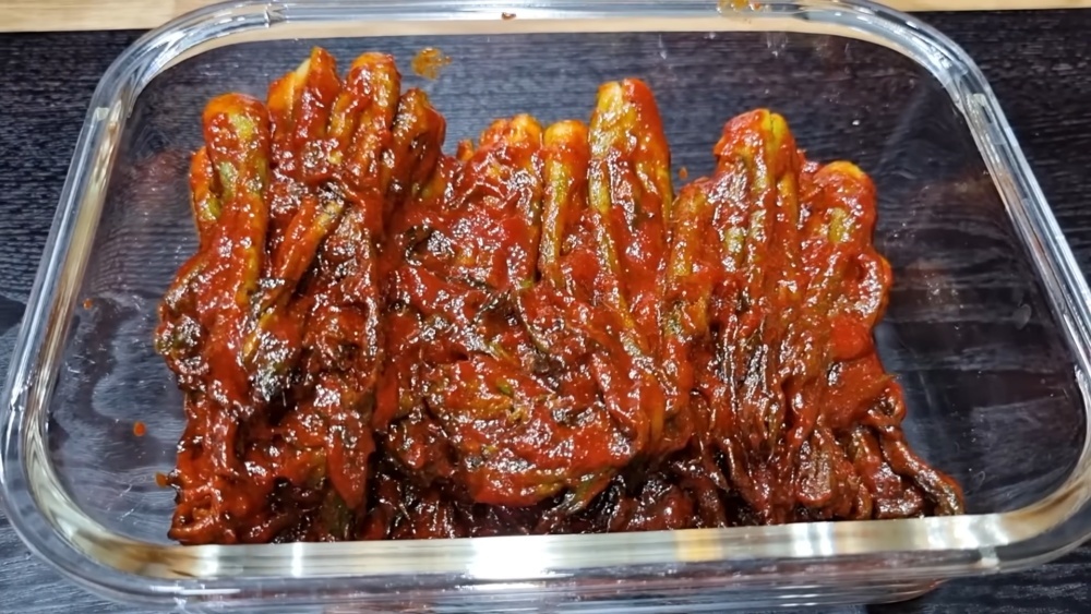 \'Gochujang dureup jangajji\' cooking process photos. / YouTube \'Chef Kim Dae-seok TV\'
