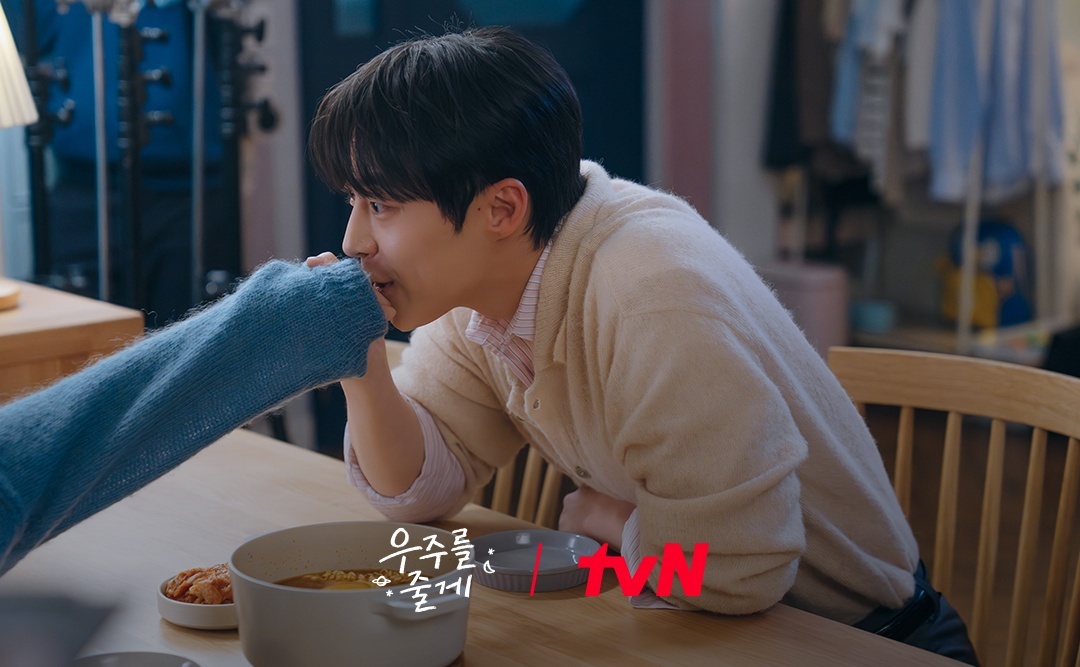 引用： 『宇宙をあげる』スチルカット。 / tvN