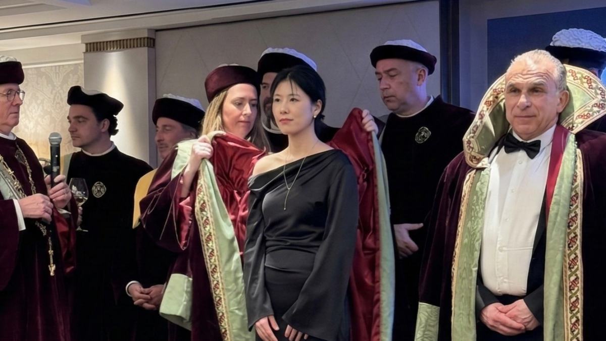 Go Ara, a wine buyer on Emart’s alcoholic beverages team, received the Commanderie du Bontemps at last month’s international wine fair, Vinexpo, in Paris. / News1