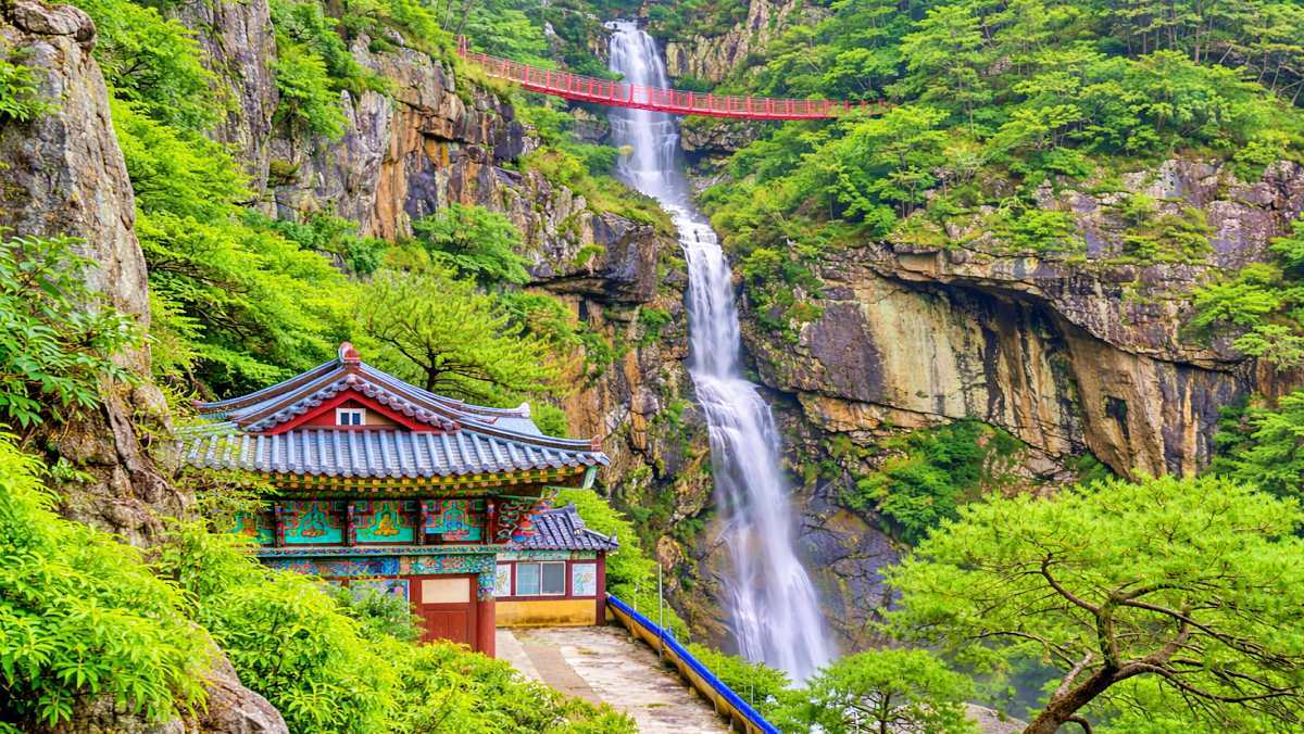 Gujeolsan’s Pokpoam Hermitage. This image was AI-generated to help illustrate the story and may differ from the actual site.
