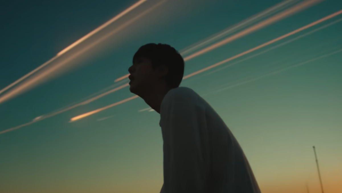 引用： ジンの「Running Wild」Official MVの1シーン / YouTube 'HYBE LABELS'