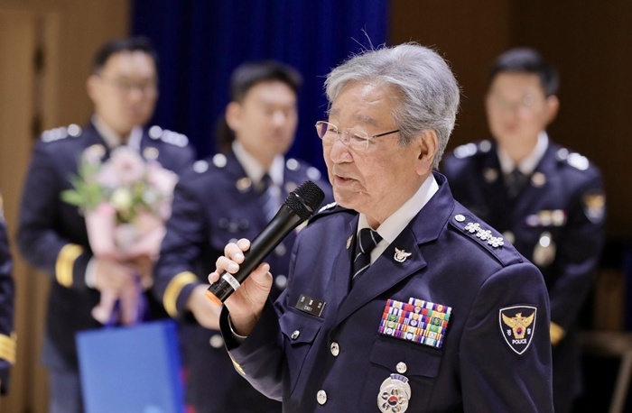 引用： 名誉国家捜査本部長（名誉治安正監）に任命された俳優チェ・ブラムが2024年警察庁チャムスリホールで行われた優秀捜査チーム特別昇進任命式で感想を述べている。