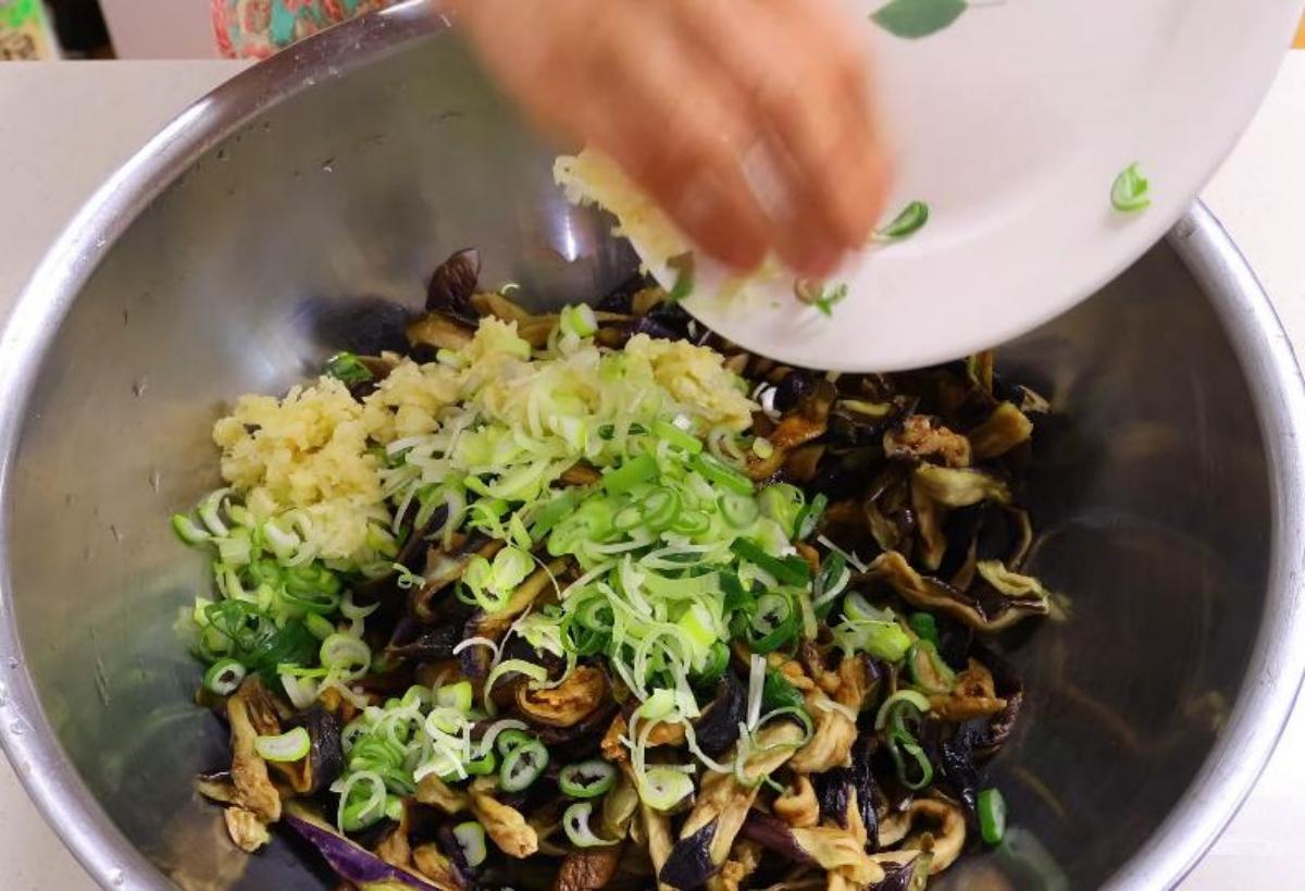 &nbsp;   Steps before stir-frying the eggplant. / YouTube \'Garussi home cooking\'