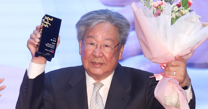 引用： 俳優チェ・ブラムが2023年2月16日午前、ソウル特別市庁で行われた「ソウル広報大使感謝牌授与式および任命式」で感謝牌を受けた後、ポーズを取っている。