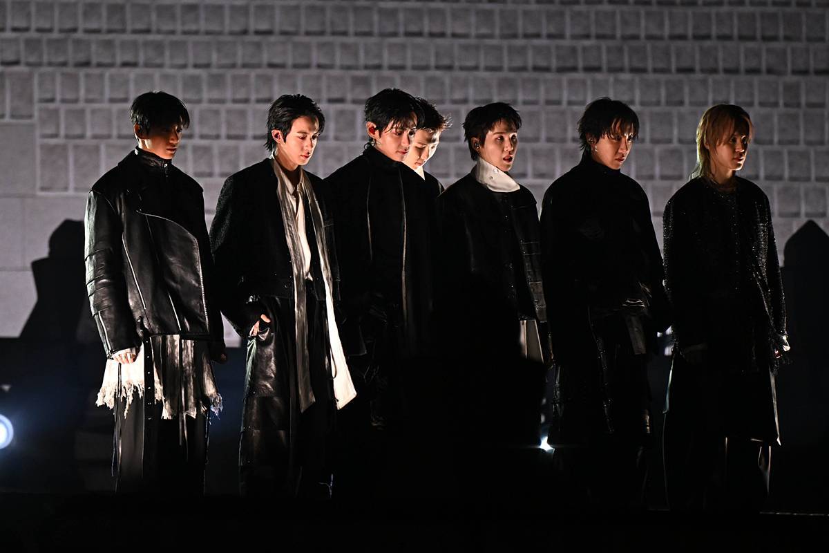 引用： 'BTSのカムバックライブ: ARIRANG'公演が行われた21日、ソウル鍾路区光化門広場に設けられたステージでBTSがステージを準備している